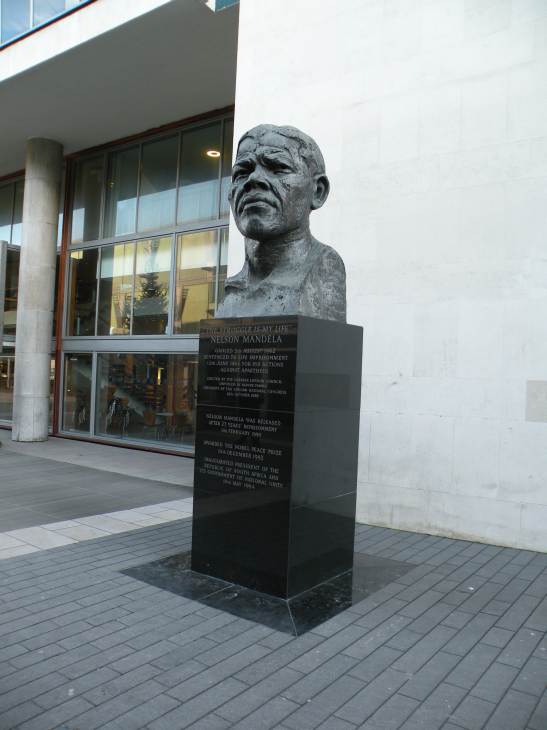  Buste de Nelson Mandela erigé en 1985